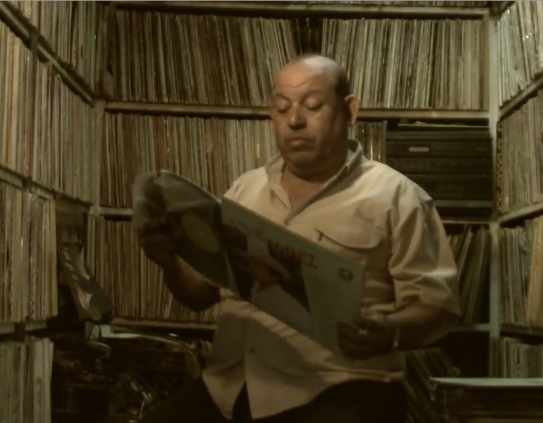 FRANK vendedor de disco de VINYL — short film directed by Walter Castillo | Los Cortos